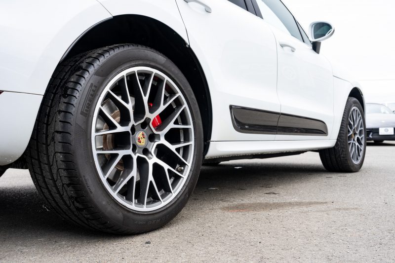 ポルシェ マカン ﾀｰﾎﾞ ｽﾎﾟｰﾂｸﾛﾉPKG　ﾂｰﾄﾝﾚｻﾞｰPKG(ｶﾞｰﾈｯﾄﾚｯﾄﾞ/ﾌﾞﾗｯｸ) ﾊﾟﾉﾗﾏｻﾝﾙｰﾌ PCMﾅﾋﾞTV PASM ｴﾝﾄﾘｰﾄﾞﾗｲﾌﾞ BOSEｻｳﾝﾄﾞ ｸﾙｺﾝ RSｽﾊﾟｲﾀﾞｰﾃﾞｻﾞｲﾝ20ｲﾝﾁAW　2年保証