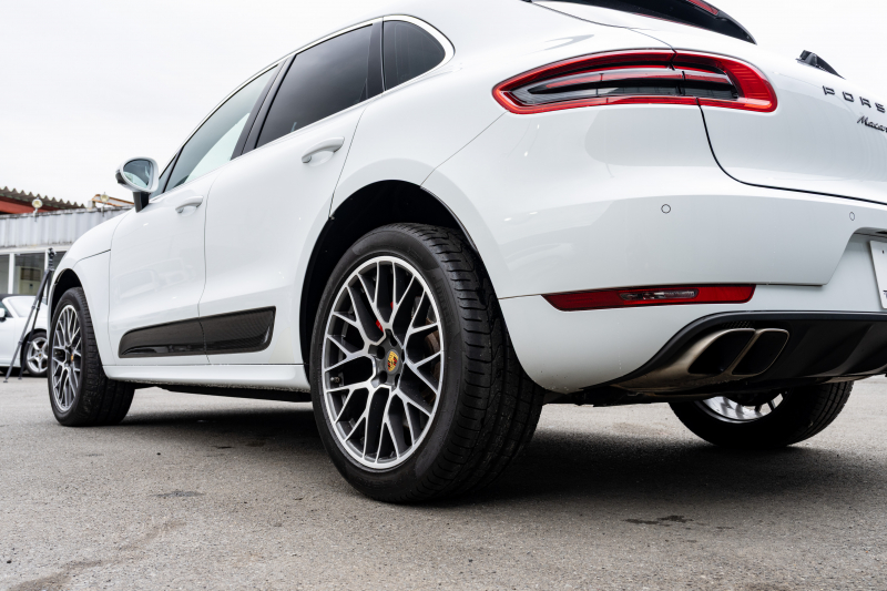 ポルシェ マカン ﾀｰﾎﾞ ｽﾎﾟｰﾂｸﾛﾉPKG　ﾂｰﾄﾝﾚｻﾞｰPKG(ｶﾞｰﾈｯﾄﾚｯﾄﾞ/ﾌﾞﾗｯｸ) ﾊﾟﾉﾗﾏｻﾝﾙｰﾌ PCMﾅﾋﾞTV PASM ｴﾝﾄﾘｰﾄﾞﾗｲﾌﾞ BOSEｻｳﾝﾄﾞ ｸﾙｺﾝ RSｽﾊﾟｲﾀﾞｰﾃﾞｻﾞｲﾝ20ｲﾝﾁAW　2年保証