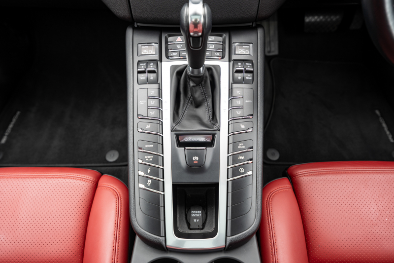 ポルシェ マカン ﾀｰﾎﾞ ｽﾎﾟｰﾂｸﾛﾉPKG　ﾂｰﾄﾝﾚｻﾞｰPKG(ｶﾞｰﾈｯﾄﾚｯﾄﾞ/ﾌﾞﾗｯｸ) ﾊﾟﾉﾗﾏｻﾝﾙｰﾌ PCMﾅﾋﾞTV PASM ｴﾝﾄﾘｰﾄﾞﾗｲﾌﾞ BOSEｻｳﾝﾄﾞ ｸﾙｺﾝ RSｽﾊﾟｲﾀﾞｰﾃﾞｻﾞｲﾝ20ｲﾝﾁAW　2年保証