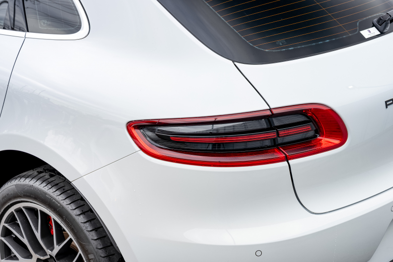 ポルシェ マカン ﾀｰﾎﾞ ｽﾎﾟｰﾂｸﾛﾉPKG　ﾂｰﾄﾝﾚｻﾞｰPKG(ｶﾞｰﾈｯﾄﾚｯﾄﾞ/ﾌﾞﾗｯｸ) ﾊﾟﾉﾗﾏｻﾝﾙｰﾌ PCMﾅﾋﾞTV PASM ｴﾝﾄﾘｰﾄﾞﾗｲﾌﾞ BOSEｻｳﾝﾄﾞ ｸﾙｺﾝ RSｽﾊﾟｲﾀﾞｰﾃﾞｻﾞｲﾝ20ｲﾝﾁAW　2年保証