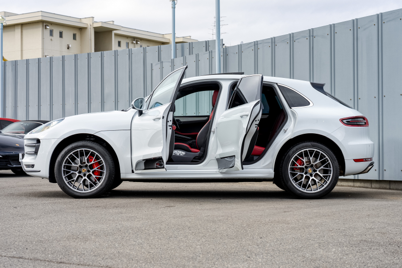 ポルシェ マカン ﾀｰﾎﾞ ｽﾎﾟｰﾂｸﾛﾉPKG　ﾂｰﾄﾝﾚｻﾞｰPKG(ｶﾞｰﾈｯﾄﾚｯﾄﾞ/ﾌﾞﾗｯｸ) ﾊﾟﾉﾗﾏｻﾝﾙｰﾌ PCMﾅﾋﾞTV PASM ｴﾝﾄﾘｰﾄﾞﾗｲﾌﾞ BOSEｻｳﾝﾄﾞ ｸﾙｺﾝ RSｽﾊﾟｲﾀﾞｰﾃﾞｻﾞｲﾝ20ｲﾝﾁAW　2年保証