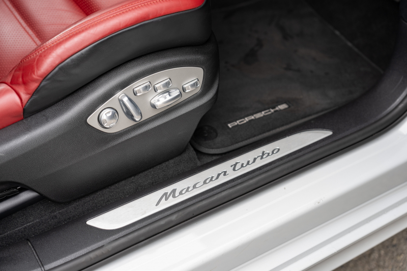 ポルシェ マカン ﾀｰﾎﾞ ｽﾎﾟｰﾂｸﾛﾉPKG　ﾂｰﾄﾝﾚｻﾞｰPKG(ｶﾞｰﾈｯﾄﾚｯﾄﾞ/ﾌﾞﾗｯｸ) ﾊﾟﾉﾗﾏｻﾝﾙｰﾌ PCMﾅﾋﾞTV PASM ｴﾝﾄﾘｰﾄﾞﾗｲﾌﾞ BOSEｻｳﾝﾄﾞ ｸﾙｺﾝ RSｽﾊﾟｲﾀﾞｰﾃﾞｻﾞｲﾝ20ｲﾝﾁAW　2年保証