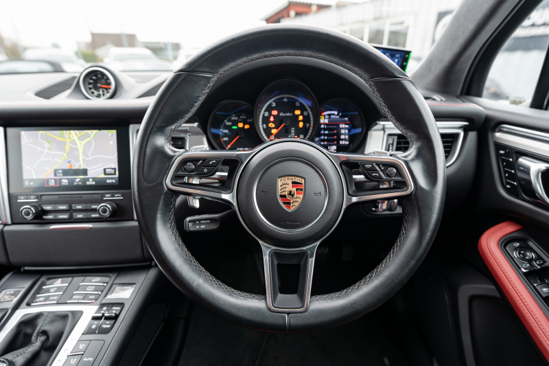 ポルシェ マカン ﾀｰﾎﾞ ｽﾎﾟｰﾂｸﾛﾉPKG　ﾂｰﾄﾝﾚｻﾞｰPKG(ｶﾞｰﾈｯﾄﾚｯﾄﾞ/ﾌﾞﾗｯｸ) ﾊﾟﾉﾗﾏｻﾝﾙｰﾌ PCMﾅﾋﾞTV PASM ｴﾝﾄﾘｰﾄﾞﾗｲﾌﾞ BOSEｻｳﾝﾄﾞ ｸﾙｺﾝ RSｽﾊﾟｲﾀﾞｰﾃﾞｻﾞｲﾝ20ｲﾝﾁAW　2年保証