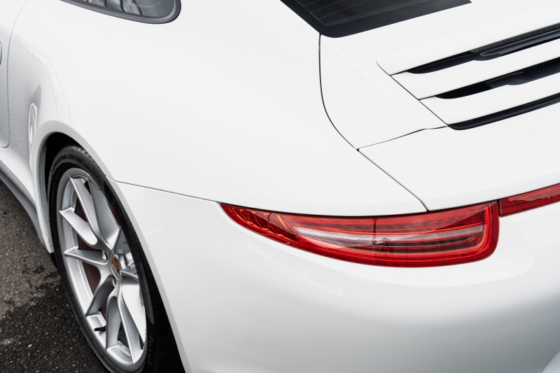 ポルシェ 911(Type991.1) ｶﾚﾗ4S ｽﾎﾟｰﾂｸﾛﾉPKG　ﾍﾞｰｼﾞｭﾚｻﾞｰｼｰﾄ ﾅﾋﾞTV ｽﾎﾟｰﾂｴｸﾞｿﾞｰｽﾄ PASM ｽﾎﾟｰﾂﾃﾞｻﾞｲﾝｽﾃｱﾘﾝｸﾞ ｵｰﾄｴｱｺﾝ 電動Dﾐﾗｰ TPM ｶﾚﾗS20ｲﾝﾁAW　2年保証