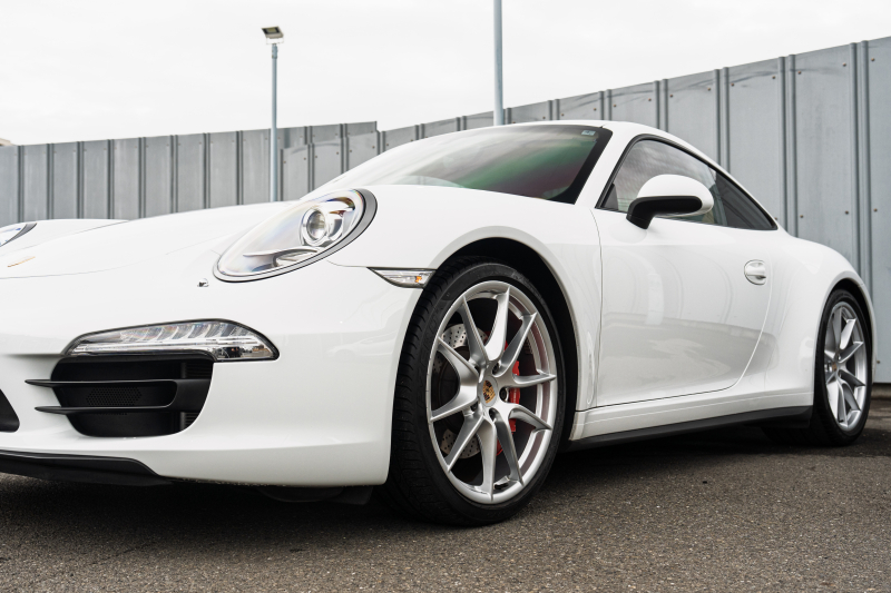 ポルシェ 911(Type991.1) ｶﾚﾗ4S ｽﾎﾟｰﾂｸﾛﾉPKG　ﾍﾞｰｼﾞｭﾚｻﾞｰｼｰﾄ ﾅﾋﾞTV ｽﾎﾟｰﾂｴｸﾞｿﾞｰｽﾄ PASM ｽﾎﾟｰﾂﾃﾞｻﾞｲﾝｽﾃｱﾘﾝｸﾞ ｵｰﾄｴｱｺﾝ 電動Dﾐﾗｰ TPM ｶﾚﾗS20ｲﾝﾁAW　2年保証