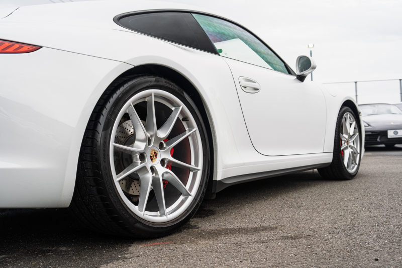 ポルシェ 911(Type991.1) ｶﾚﾗ4S ｽﾎﾟｰﾂｸﾛﾉPKG　ﾍﾞｰｼﾞｭﾚｻﾞｰｼｰﾄ ﾅﾋﾞTV ｽﾎﾟｰﾂｴｸﾞｿﾞｰｽﾄ PASM ｽﾎﾟｰﾂﾃﾞｻﾞｲﾝｽﾃｱﾘﾝｸﾞ ｵｰﾄｴｱｺﾝ 電動Dﾐﾗｰ TPM ｶﾚﾗS20ｲﾝﾁAW　2年保証