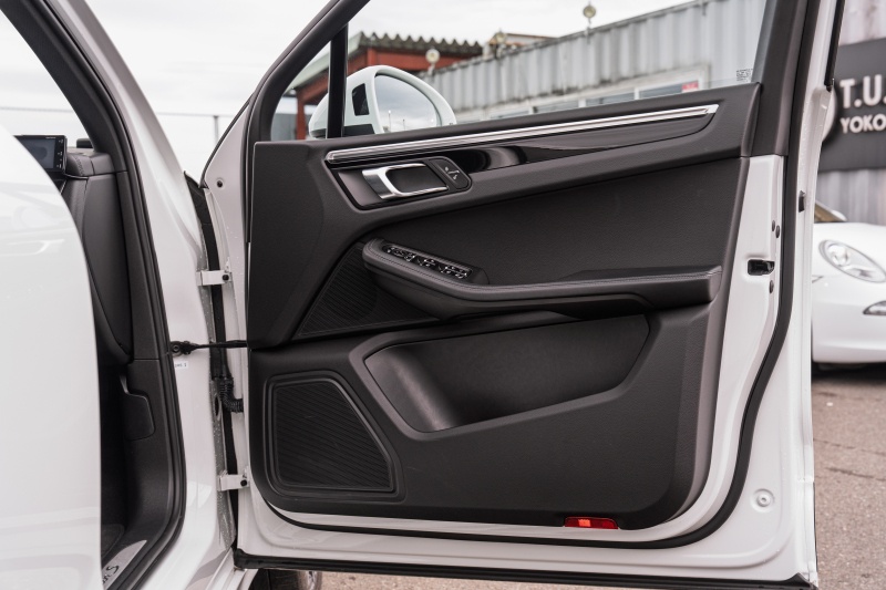 ポルシェ マカン S　MY15 ﾌﾞﾗｯｸﾚｻﾞｰｼｰﾄ ｼｰﾄﾋｰﾀｰ ﾊﾟﾉﾗﾏｻﾝﾙｰﾌ ｸﾗﾘｵﾝﾅﾋﾞ ﾌﾙｾｸﾞTV PASM PDLS ｴﾝﾄﾘｰﾄﾞﾗｲﾌﾞ 911ﾀｰﾎﾞﾃﾞｻﾞｲﾝ21ｲﾝﾁAW　2年保証