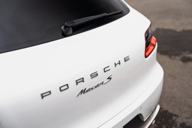 ポルシェ マカン S　MY15 ﾌﾞﾗｯｸﾚｻﾞｰｼｰﾄ ｼｰﾄﾋｰﾀｰ ﾊﾟﾉﾗﾏｻﾝﾙｰﾌ ｸﾗﾘｵﾝﾅﾋﾞ ﾌﾙｾｸﾞTV PASM PDLS ｴﾝﾄﾘｰﾄﾞﾗｲﾌﾞ 911ﾀｰﾎﾞﾃﾞｻﾞｲﾝ21ｲﾝﾁAW　2年保証