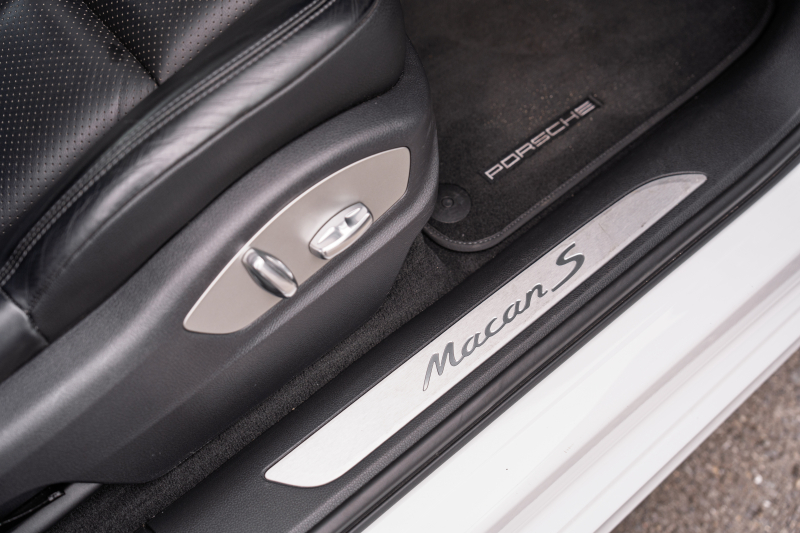 ポルシェ マカン S　MY15 ﾌﾞﾗｯｸﾚｻﾞｰｼｰﾄ ｼｰﾄﾋｰﾀｰ ﾊﾟﾉﾗﾏｻﾝﾙｰﾌ ｸﾗﾘｵﾝﾅﾋﾞ ﾌﾙｾｸﾞTV PASM PDLS ｴﾝﾄﾘｰﾄﾞﾗｲﾌﾞ 911ﾀｰﾎﾞﾃﾞｻﾞｲﾝ21ｲﾝﾁAW　2年保証