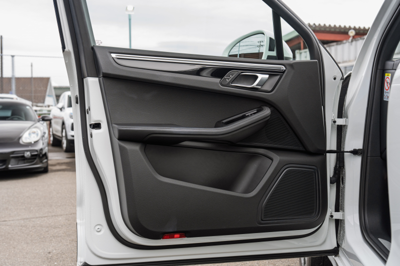 ポルシェ マカン S　MY15 ﾌﾞﾗｯｸﾚｻﾞｰｼｰﾄ ｼｰﾄﾋｰﾀｰ ﾊﾟﾉﾗﾏｻﾝﾙｰﾌ ｸﾗﾘｵﾝﾅﾋﾞ ﾌﾙｾｸﾞTV PASM PDLS ｴﾝﾄﾘｰﾄﾞﾗｲﾌﾞ 911ﾀｰﾎﾞﾃﾞｻﾞｲﾝ21ｲﾝﾁAW　2年保証