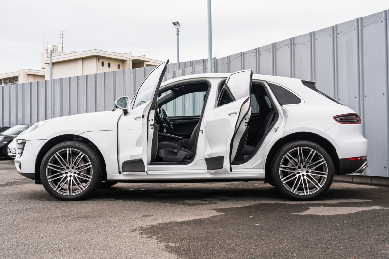 ポルシェ マカン S　MY15 ﾌﾞﾗｯｸﾚｻﾞｰｼｰﾄ ｼｰﾄﾋｰﾀｰ ﾊﾟﾉﾗﾏｻﾝﾙｰﾌ ｸﾗﾘｵﾝﾅﾋﾞ ﾌﾙｾｸﾞTV PASM PDLS ｴﾝﾄﾘｰﾄﾞﾗｲﾌﾞ 911ﾀｰﾎﾞﾃﾞｻﾞｲﾝ21ｲﾝﾁAW　2年保証