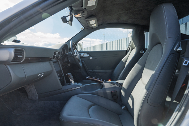 ポルシェ 911(Type997) ｶﾚﾗ　右ﾊﾝﾄﾞﾙ 後期ﾓﾃﾞﾙ ｽﾄｰﾝｸﾞﾚｰﾚｻﾞｰｼｰﾄ ｼｰﾄﾋｰﾀｰ ｸﾗﾘｵﾝﾅﾋﾞ ﾌﾙｾｸﾞTV ｷｾﾉﾝﾗｲﾄ ｵｰﾄｴｱｺﾝ ｽﾎﾟｰﾂﾃﾞｻﾞｲﾝ19ｲﾝﾁAW　2年保証