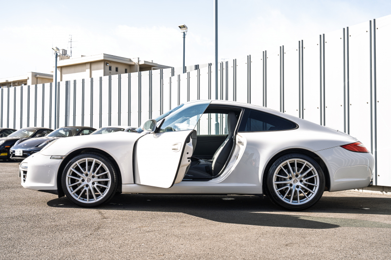 ポルシェ 911(Type997) ｶﾚﾗ　右ﾊﾝﾄﾞﾙ 後期ﾓﾃﾞﾙ ｽﾄｰﾝｸﾞﾚｰﾚｻﾞｰｼｰﾄ ｼｰﾄﾋｰﾀｰ ｸﾗﾘｵﾝﾅﾋﾞ ﾌﾙｾｸﾞTV ｷｾﾉﾝﾗｲﾄ ｵｰﾄｴｱｺﾝ ｽﾎﾟｰﾂﾃﾞｻﾞｲﾝ19ｲﾝﾁAW　2年保証