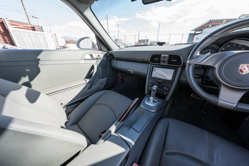 ポルシェ 911(Type997) ｶﾚﾗ　右ﾊﾝﾄﾞﾙ 後期ﾓﾃﾞﾙ ｽﾄｰﾝｸﾞﾚｰﾚｻﾞｰｼｰﾄ ｼｰﾄﾋｰﾀｰ ｸﾗﾘｵﾝﾅﾋﾞ ﾌﾙｾｸﾞTV ｷｾﾉﾝﾗｲﾄ ｵｰﾄｴｱｺﾝ ｽﾎﾟｰﾂﾃﾞｻﾞｲﾝ19ｲﾝﾁAW　2年保証