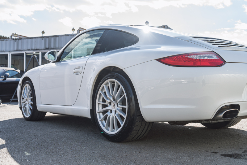 ポルシェ 911(Type997) ｶﾚﾗ　右ﾊﾝﾄﾞﾙ 後期ﾓﾃﾞﾙ ｽﾄｰﾝｸﾞﾚｰﾚｻﾞｰｼｰﾄ ｼｰﾄﾋｰﾀｰ ｸﾗﾘｵﾝﾅﾋﾞ ﾌﾙｾｸﾞTV ｷｾﾉﾝﾗｲﾄ ｵｰﾄｴｱｺﾝ ｽﾎﾟｰﾂﾃﾞｻﾞｲﾝ19ｲﾝﾁAW　2年保証