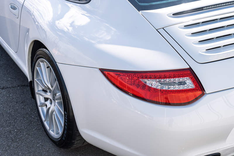 ポルシェ 911(Type997) ｶﾚﾗ　右ﾊﾝﾄﾞﾙ 後期ﾓﾃﾞﾙ ｽﾄｰﾝｸﾞﾚｰﾚｻﾞｰｼｰﾄ ｼｰﾄﾋｰﾀｰ ｸﾗﾘｵﾝﾅﾋﾞ ﾌﾙｾｸﾞTV ｷｾﾉﾝﾗｲﾄ ｵｰﾄｴｱｺﾝ ｽﾎﾟｰﾂﾃﾞｻﾞｲﾝ19ｲﾝﾁAW　2年保証
