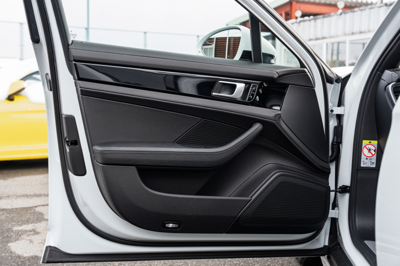 ポルシェ パナメーラ スポーツツーリスモ 4　ﾌﾞﾗｯｸﾚｻﾞｰｼｰﾄ ﾊﾟﾉﾗﾏｻﾝﾙｰﾌ PCMﾅﾋﾞ CayPlay PDLS/LEDﾗｲﾄ PASM/ｴｱｻｽ ｴﾝﾄﾘｰD ACC ﾊﾟﾅﾒｰﾗﾀｰﾎﾞ20ｲﾝﾁAW　2年保証