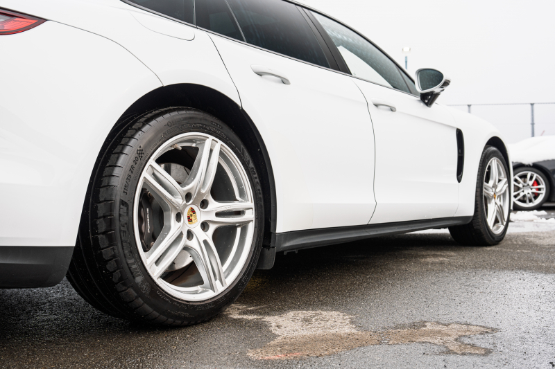 ポルシェ パナメーラ スポーツツーリスモ 4　ﾌﾞﾗｯｸﾚｻﾞｰｼｰﾄ ﾊﾟﾉﾗﾏｻﾝﾙｰﾌ PCMﾅﾋﾞ CayPlay PDLS/LEDﾗｲﾄ PASM/ｴｱｻｽ ｴﾝﾄﾘｰD ACC ﾊﾟﾅﾒｰﾗﾀｰﾎﾞ20ｲﾝﾁAW　2年保証