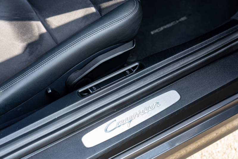 ポルシェ ケイマン(Type981) ﾍﾞｰｽｸﾞﾚｰﾄﾞ　ﾌﾞﾗｯｸﾊｰﾌﾚｻﾞｰｼｰﾄ ｼｰﾄﾋｰﾀｰ ﾅﾋﾞTV ｽﾎﾟｰﾂﾃﾞｻﾞｲﾝｽﾃｱﾘﾝｸﾞ PDLS 電動Dﾐﾗｰ ｵｰﾄｴｱｺﾝ ｹｲﾏﾝ18ｲﾝﾁAW　2年保証