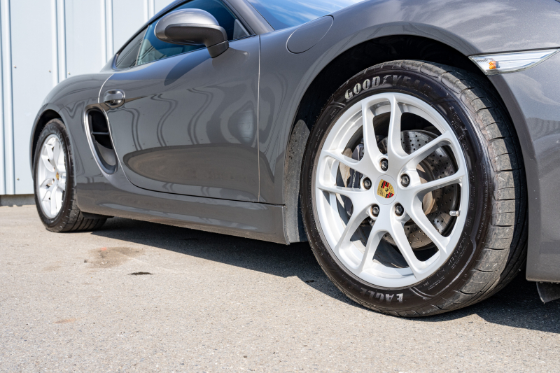 ポルシェ ケイマン(Type981) ﾍﾞｰｽｸﾞﾚｰﾄﾞ　ﾌﾞﾗｯｸﾊｰﾌﾚｻﾞｰｼｰﾄ ｼｰﾄﾋｰﾀｰ ﾅﾋﾞTV ｽﾎﾟｰﾂﾃﾞｻﾞｲﾝｽﾃｱﾘﾝｸﾞ PDLS 電動Dﾐﾗｰ ｵｰﾄｴｱｺﾝ ｹｲﾏﾝ18ｲﾝﾁAW　2年保証