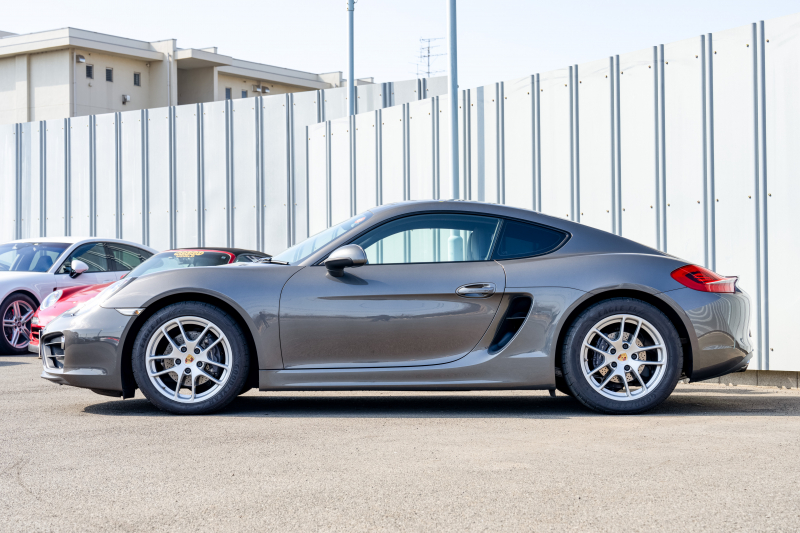 ポルシェ ケイマン(Type981) ﾍﾞｰｽｸﾞﾚｰﾄﾞ　ﾌﾞﾗｯｸﾊｰﾌﾚｻﾞｰｼｰﾄ ｼｰﾄﾋｰﾀｰ ﾅﾋﾞTV ｽﾎﾟｰﾂﾃﾞｻﾞｲﾝｽﾃｱﾘﾝｸﾞ PDLS 電動Dﾐﾗｰ ｵｰﾄｴｱｺﾝ ｹｲﾏﾝ18ｲﾝﾁAW　2年保証