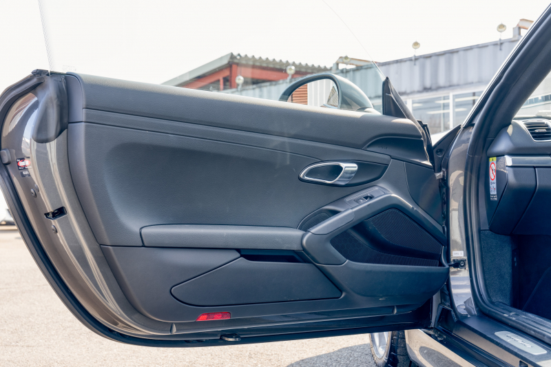 ポルシェ ケイマン(Type981) ﾍﾞｰｽｸﾞﾚｰﾄﾞ　ﾌﾞﾗｯｸﾊｰﾌﾚｻﾞｰｼｰﾄ ｼｰﾄﾋｰﾀｰ ﾅﾋﾞTV ｽﾎﾟｰﾂﾃﾞｻﾞｲﾝｽﾃｱﾘﾝｸﾞ PDLS 電動Dﾐﾗｰ ｵｰﾄｴｱｺﾝ ｹｲﾏﾝ18ｲﾝﾁAW　2年保証