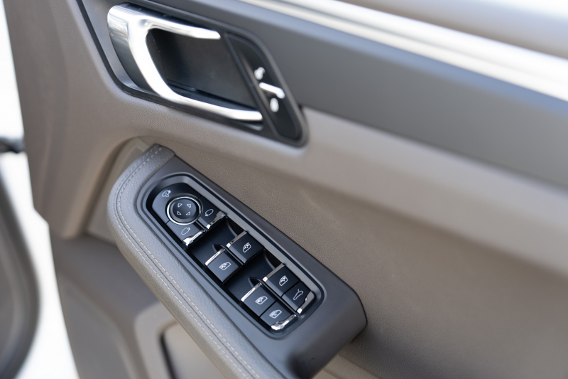 ポルシェ マカン ﾍﾞｰｽｸﾞﾚｰﾄﾞ　2017年ﾓﾃﾞﾙ ｱｹﾞｰﾄｸﾞﾚｰﾊｰﾌﾚｻﾞｰｼｰﾄ PCMﾅﾋﾞ ﾊﾟｰｸｱｼｽﾄ TPM ｸﾙｰｽﾞｺﾝﾄﾛｰﾙ ﾙｰﾌﾚｰﾙ ｵｰﾄﾃｰﾙｹﾞｰﾄ LDW ｶﾗｰｸﾚｽﾄｷｬｯﾌﾟ ﾏｶﾝﾀｰﾎﾞ19ｲﾝﾁAW　2年保証