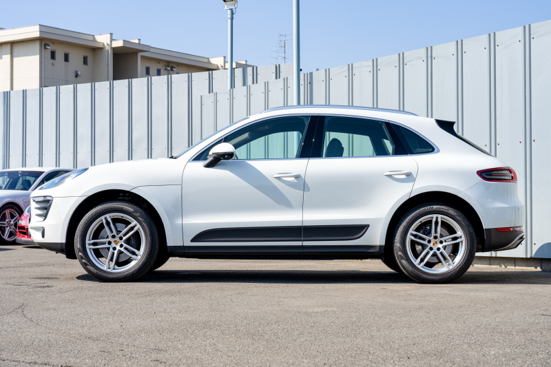 ポルシェ マカン ﾍﾞｰｽｸﾞﾚｰﾄﾞ　2017年ﾓﾃﾞﾙ ｱｹﾞｰﾄｸﾞﾚｰﾊｰﾌﾚｻﾞｰｼｰﾄ PCMﾅﾋﾞ ﾊﾟｰｸｱｼｽﾄ TPM ｸﾙｰｽﾞｺﾝﾄﾛｰﾙ ﾙｰﾌﾚｰﾙ ｵｰﾄﾃｰﾙｹﾞｰﾄ LDW ｶﾗｰｸﾚｽﾄｷｬｯﾌﾟ ﾏｶﾝﾀｰﾎﾞ19ｲﾝﾁAW　2年保証