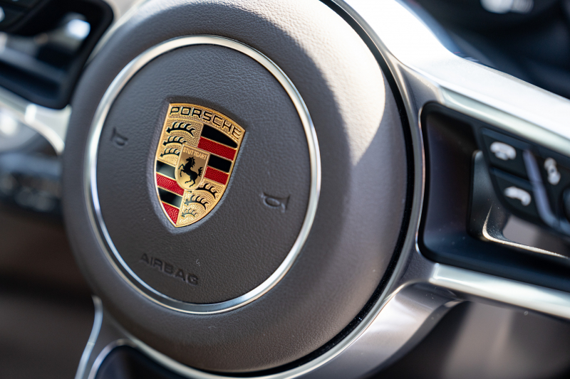 ポルシェ マカン ﾍﾞｰｽｸﾞﾚｰﾄﾞ　2017年ﾓﾃﾞﾙ ｱｹﾞｰﾄｸﾞﾚｰﾊｰﾌﾚｻﾞｰｼｰﾄ PCMﾅﾋﾞ ﾊﾟｰｸｱｼｽﾄ TPM ｸﾙｰｽﾞｺﾝﾄﾛｰﾙ ﾙｰﾌﾚｰﾙ ｵｰﾄﾃｰﾙｹﾞｰﾄ LDW ｶﾗｰｸﾚｽﾄｷｬｯﾌﾟ ﾏｶﾝﾀｰﾎﾞ19ｲﾝﾁAW　2年保証