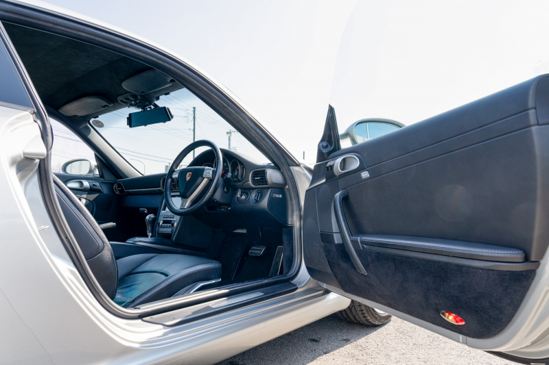 ポルシェ 911(Type997) ｶﾚﾗ　ﾌﾞﾗｯｸﾚｻﾞｰｼｰﾄ ｱﾙｶﾝﾀｰﾗﾙｰﾌﾗｲﾅｰ ｶﾛｯﾂｪﾘｱﾅﾋﾞ ﾌﾙｾｸﾞTV ｵｰﾄｴｱｺﾝ PSM ｷｾﾉﾝﾗｲﾄ F/Rﾌｫｸﾞ ｶﾚﾗ18ｲﾝﾁAW　2年保証