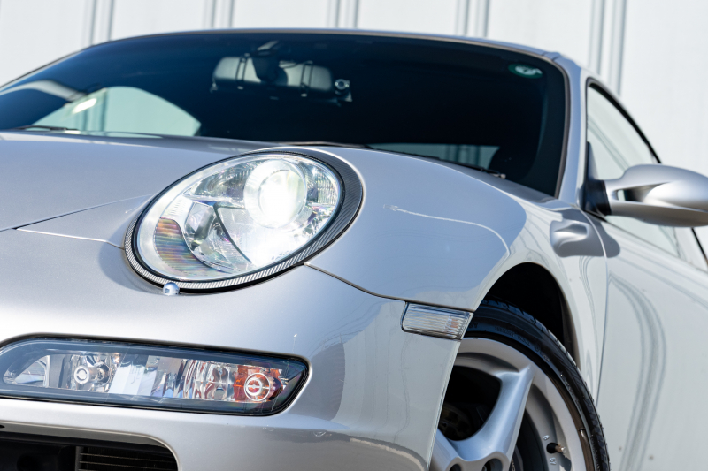 ポルシェ 911(Type997) ｶﾚﾗ　ﾌﾞﾗｯｸﾚｻﾞｰｼｰﾄ ｱﾙｶﾝﾀｰﾗﾙｰﾌﾗｲﾅｰ ｶﾛｯﾂｪﾘｱﾅﾋﾞ ﾌﾙｾｸﾞTV ｵｰﾄｴｱｺﾝ PSM ｷｾﾉﾝﾗｲﾄ F/Rﾌｫｸﾞ ｶﾚﾗ18ｲﾝﾁAW　2年保証