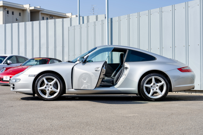 ポルシェ 911(Type997) ｶﾚﾗ　ﾌﾞﾗｯｸﾚｻﾞｰｼｰﾄ ｱﾙｶﾝﾀｰﾗﾙｰﾌﾗｲﾅｰ ｶﾛｯﾂｪﾘｱﾅﾋﾞ ﾌﾙｾｸﾞTV ｵｰﾄｴｱｺﾝ PSM ｷｾﾉﾝﾗｲﾄ F/Rﾌｫｸﾞ ｶﾚﾗ18ｲﾝﾁAW　2年保証