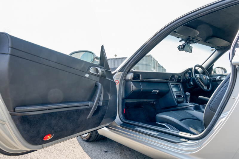 ポルシェ 911(Type997) ｶﾚﾗ　ﾌﾞﾗｯｸﾚｻﾞｰｼｰﾄ ｱﾙｶﾝﾀｰﾗﾙｰﾌﾗｲﾅｰ ｶﾛｯﾂｪﾘｱﾅﾋﾞ ﾌﾙｾｸﾞTV ｵｰﾄｴｱｺﾝ PSM ｷｾﾉﾝﾗｲﾄ F/Rﾌｫｸﾞ ｶﾚﾗ18ｲﾝﾁAW　2年保証