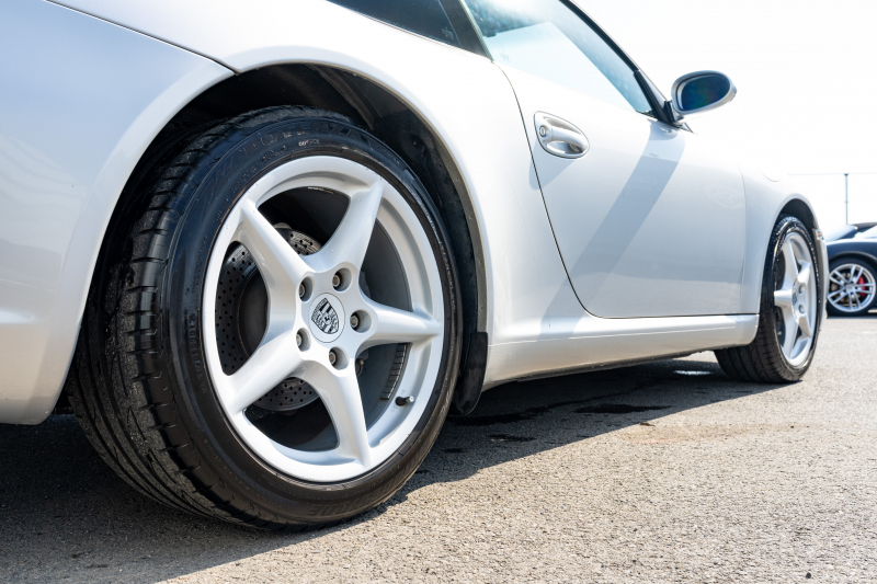 ポルシェ 911(Type997) ｶﾚﾗ　ﾌﾞﾗｯｸﾚｻﾞｰｼｰﾄ ｱﾙｶﾝﾀｰﾗﾙｰﾌﾗｲﾅｰ ｶﾛｯﾂｪﾘｱﾅﾋﾞ ﾌﾙｾｸﾞTV ｵｰﾄｴｱｺﾝ PSM ｷｾﾉﾝﾗｲﾄ F/Rﾌｫｸﾞ ｶﾚﾗ18ｲﾝﾁAW　2年保証