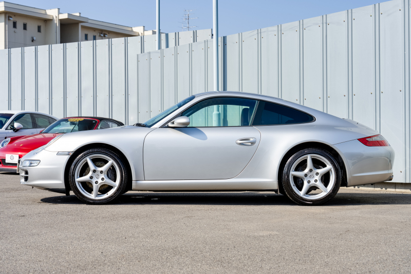 ポルシェ 911(Type997) ｶﾚﾗ　ﾌﾞﾗｯｸﾚｻﾞｰｼｰﾄ ｱﾙｶﾝﾀｰﾗﾙｰﾌﾗｲﾅｰ ｶﾛｯﾂｪﾘｱﾅﾋﾞ ﾌﾙｾｸﾞTV ｵｰﾄｴｱｺﾝ PSM ｷｾﾉﾝﾗｲﾄ F/Rﾌｫｸﾞ ｶﾚﾗ18ｲﾝﾁAW　2年保証