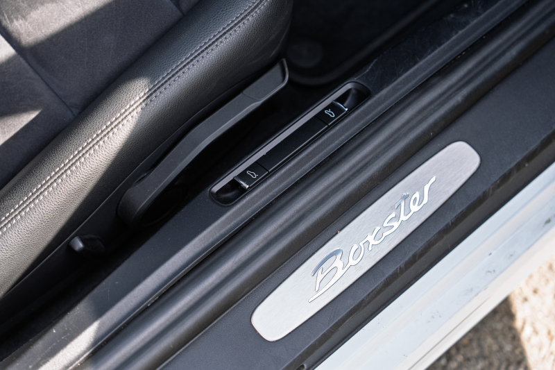 ポルシェ ボクスター(Type981) ﾍﾞｰｽｸﾞﾚｰﾄﾞ　ﾌﾞﾗｯｸﾊｰﾌﾚｻﾞｰ ﾌﾞﾗｯｸｿﾌﾄﾄｯﾌﾟ ﾅﾋﾞTV ｽﾎﾟｰﾂﾃﾞｻﾞｲﾝｽﾃｱﾘﾝｸﾞ PDLS ｵｰﾄA/C 電動Dﾐﾗｰ ｹｲﾏﾝ18ｲﾝﾁAW ｶﾗｰｸﾚｽﾄｾﾝﾀｰｷｬｯﾌﾟ　2年保証