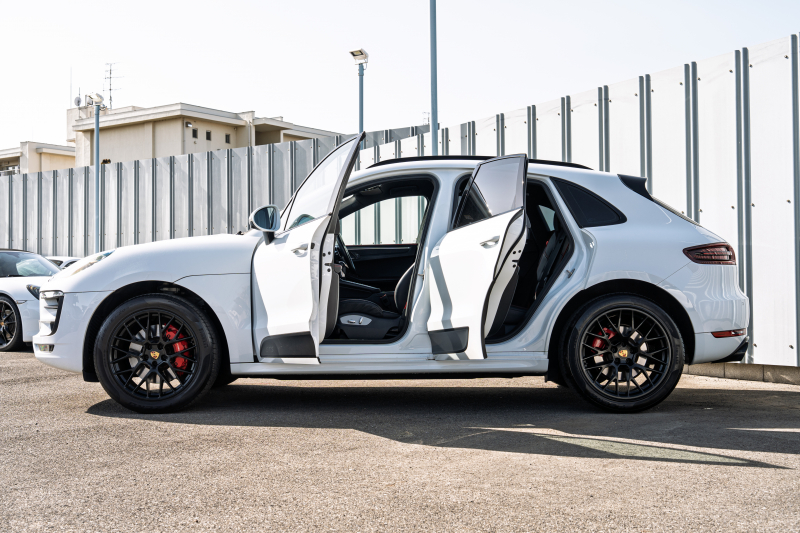 ポルシェ マカン GTS ｽﾎﾟｰﾂｸﾛﾉPKG　MY17 GTSｲﾝﾃﾘｱPKG ﾌﾞﾗｯｸﾚｻﾞｰｼｰﾄ PCM ｽﾎﾟｰﾂｴｸﾞｿﾞｰｽﾄ ﾊﾟﾄﾞﾙ  PASM PDLS/LED ｸﾙｺﾝ RSｽﾊﾟｲﾀﾞｰ20AW　2年保証