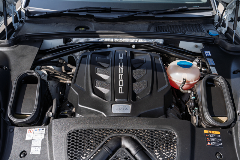 ポルシェ マカン GTS ｽﾎﾟｰﾂｸﾛﾉPKG　MY17 GTSｲﾝﾃﾘｱPKG ﾌﾞﾗｯｸﾚｻﾞｰｼｰﾄ PCM ｽﾎﾟｰﾂｴｸﾞｿﾞｰｽﾄ ﾊﾟﾄﾞﾙ  PASM PDLS/LED ｸﾙｺﾝ RSｽﾊﾟｲﾀﾞｰ20AW　2年保証