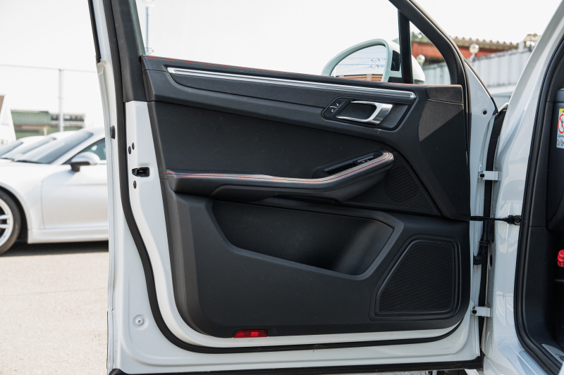 ポルシェ マカン GTS ｽﾎﾟｰﾂｸﾛﾉPKG　MY17 GTSｲﾝﾃﾘｱPKG ﾌﾞﾗｯｸﾚｻﾞｰｼｰﾄ PCM ｽﾎﾟｰﾂｴｸﾞｿﾞｰｽﾄ ﾊﾟﾄﾞﾙ  PASM PDLS/LED ｸﾙｺﾝ RSｽﾊﾟｲﾀﾞｰ20AW　2年保証