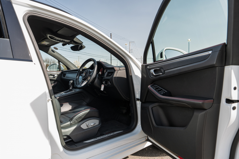 ポルシェ マカン GTS ｽﾎﾟｰﾂｸﾛﾉPKG　MY17 GTSｲﾝﾃﾘｱPKG ﾌﾞﾗｯｸﾚｻﾞｰｼｰﾄ PCM ｽﾎﾟｰﾂｴｸﾞｿﾞｰｽﾄ ﾊﾟﾄﾞﾙ  PASM PDLS/LED ｸﾙｺﾝ RSｽﾊﾟｲﾀﾞｰ20AW　2年保証