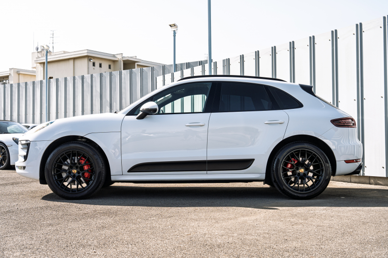 ポルシェ マカン GTS ｽﾎﾟｰﾂｸﾛﾉPKG　MY17 GTSｲﾝﾃﾘｱPKG ﾌﾞﾗｯｸﾚｻﾞｰｼｰﾄ PCM ｽﾎﾟｰﾂｴｸﾞｿﾞｰｽﾄ ﾊﾟﾄﾞﾙ  PASM PDLS/LED ｸﾙｺﾝ RSｽﾊﾟｲﾀﾞｰ20AW　2年保証