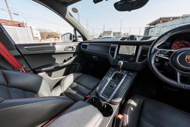 ポルシェ マカン GTS ｽﾎﾟｰﾂｸﾛﾉPKG　MY17 GTSｲﾝﾃﾘｱPKG ﾌﾞﾗｯｸﾚｻﾞｰｼｰﾄ PCM ｽﾎﾟｰﾂｴｸﾞｿﾞｰｽﾄ ﾊﾟﾄﾞﾙ  PASM PDLS/LED ｸﾙｺﾝ RSｽﾊﾟｲﾀﾞｰ20AW　2年保証