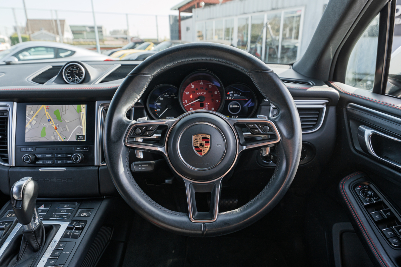 ポルシェ マカン GTS ｽﾎﾟｰﾂｸﾛﾉPKG　MY17 GTSｲﾝﾃﾘｱPKG ﾌﾞﾗｯｸﾚｻﾞｰｼｰﾄ PCM ｽﾎﾟｰﾂｴｸﾞｿﾞｰｽﾄ ﾊﾟﾄﾞﾙ  PASM PDLS/LED ｸﾙｺﾝ RSｽﾊﾟｲﾀﾞｰ20AW　2年保証