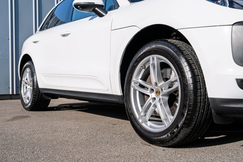 ポルシェ マカン ﾍﾞｰｽｸﾞﾚｰﾄﾞ　ﾌﾞﾗｯｸﾊｰﾌﾚｻﾞｰ ｼｰﾄﾋｰﾀｰ ﾊﾟﾉﾗﾏｻﾝﾙｰﾌ PCMﾅﾋﾞ ｱﾗｳﾝﾄﾞﾋﾞｭｰ ｴﾝﾄﾘｰﾄﾞﾗｲﾌﾞ ACC ﾚｰﾝﾁｪﾝｼﾞ ﾊﾟｰｸｱｼｽﾄ LEDﾗｲﾄ TPM ﾏｶﾝｽﾎﾟｰﾂ19ｲﾝﾁAW　2年保証