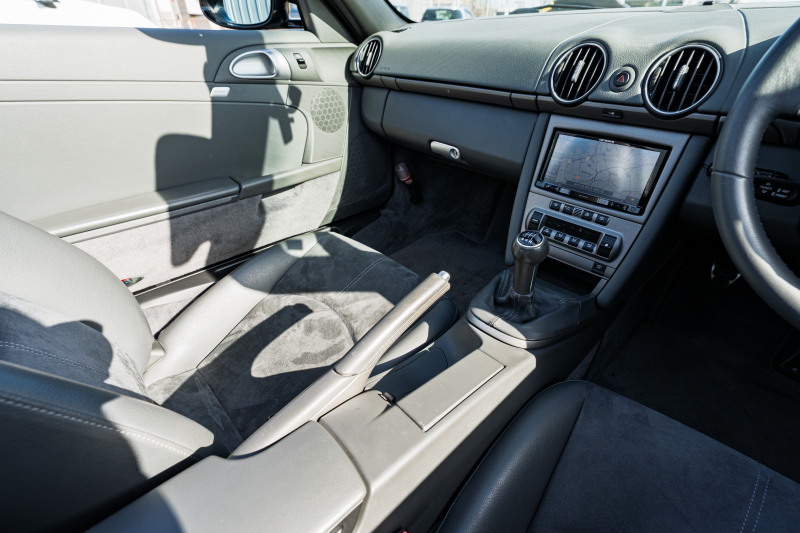 ポルシェ ボクスター(Type987) ﾍﾞｰｽｸﾞﾚｰﾄﾞ　2008年ﾓﾃﾞﾙ 5速ﾏﾆｭｱﾙ ｽﾄｰﾝｸﾞﾚｰﾊｰﾌﾚｻﾞｰ ﾌﾞﾗｯｸｿﾌﾄﾄｯﾌﾟ ｶﾛｯﾂｪﾘｱﾅﾋﾞ ｽﾎﾟｰﾂｽﾃｱﾘﾝｸﾞ ﾋﾞﾙｼｭﾀｲﾝｻｽ 18ｲﾝﾁAW　2年保証