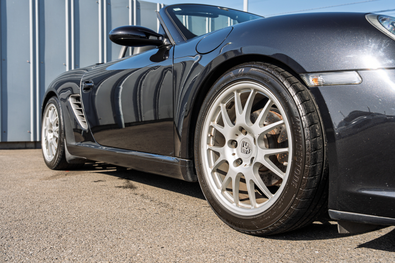 ポルシェ ボクスター(Type987) ﾍﾞｰｽｸﾞﾚｰﾄﾞ　2008年ﾓﾃﾞﾙ 5速ﾏﾆｭｱﾙ ｽﾄｰﾝｸﾞﾚｰﾊｰﾌﾚｻﾞｰ ﾌﾞﾗｯｸｿﾌﾄﾄｯﾌﾟ ｶﾛｯﾂｪﾘｱﾅﾋﾞ ｽﾎﾟｰﾂｽﾃｱﾘﾝｸﾞ ﾋﾞﾙｼｭﾀｲﾝｻｽ 18ｲﾝﾁAW　2年保証