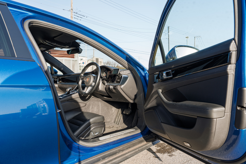 ポルシェ パナメーラ ﾍﾞｰｽｸﾞﾚｰﾄﾞ　2018年ﾓﾃﾞﾙ ﾌﾞﾗｯｸﾚｻﾞｰｼｰﾄ ｼｰﾄﾋｰﾀｰ PCMﾅﾋﾞ CarPlay ｱﾗｳﾝﾄﾞﾋﾞｭｰ ｴﾝﾄﾘｰﾄﾞﾗｲﾌﾞ PASM/ｴｱｻｽ LEDﾗｲﾄ TPM ﾊﾟﾅﾒｰﾗﾃﾞｻﾞｲﾝ20ｲﾝﾁAW　2年保証