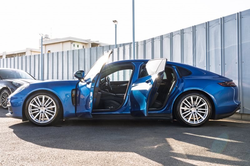 ポルシェ パナメーラ ﾍﾞｰｽｸﾞﾚｰﾄﾞ　2018年ﾓﾃﾞﾙ ﾌﾞﾗｯｸﾚｻﾞｰｼｰﾄ ｼｰﾄﾋｰﾀｰ PCMﾅﾋﾞ CarPlay ｱﾗｳﾝﾄﾞﾋﾞｭｰ ｴﾝﾄﾘｰﾄﾞﾗｲﾌﾞ PASM/ｴｱｻｽ LEDﾗｲﾄ TPM ﾊﾟﾅﾒｰﾗﾃﾞｻﾞｲﾝ20ｲﾝﾁAW　2年保証