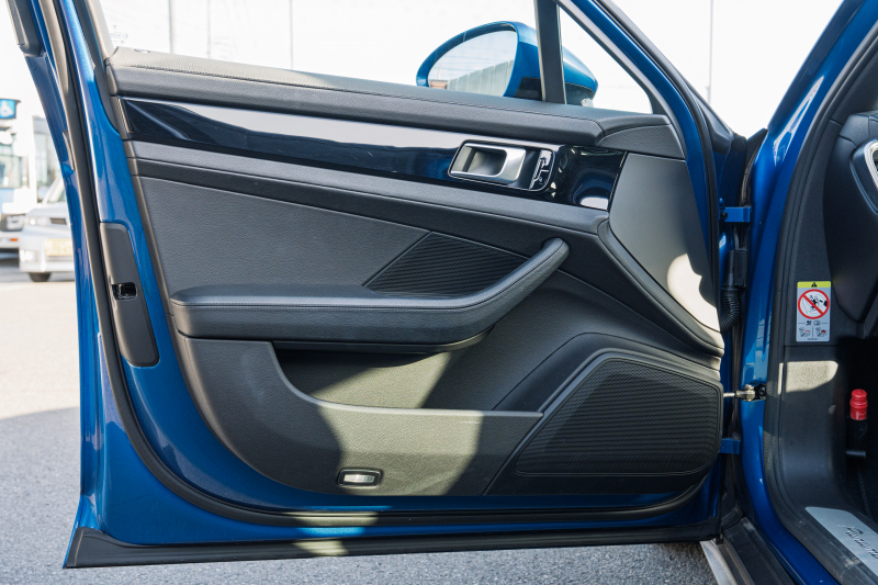 ポルシェ パナメーラ ﾍﾞｰｽｸﾞﾚｰﾄﾞ　2018年ﾓﾃﾞﾙ ﾌﾞﾗｯｸﾚｻﾞｰｼｰﾄ ｼｰﾄﾋｰﾀｰ PCMﾅﾋﾞ CarPlay ｱﾗｳﾝﾄﾞﾋﾞｭｰ ｴﾝﾄﾘｰﾄﾞﾗｲﾌﾞ PASM/ｴｱｻｽ LEDﾗｲﾄ TPM ﾊﾟﾅﾒｰﾗﾃﾞｻﾞｲﾝ20ｲﾝﾁAW　2年保証