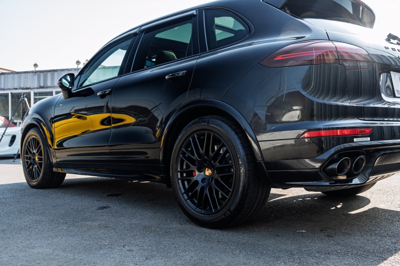 ポルシェ カイエン GTS ｽﾎﾟｰﾂｸﾛﾉPKG　1ｵﾅ MY18 ﾌﾞﾗｯｸﾊｰﾌﾚｻﾞｰｼｰﾄ ｼｰﾄﾋｰﾀｰ ﾊﾟﾉﾗﾏSR PCMﾅﾋﾞ ｴﾝﾄﾘｰﾄﾞﾗｲﾌﾞ ｷｾﾉﾝﾗｲﾄ ｽﾎﾟｰﾂﾃｰﾙﾊﾟｲﾌﾟ RSｽﾊﾟｲﾀﾞｰ20ｲﾝﾁAW　2年保証